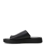 Sandalias Miss Carol modelo Amalia, color negro, tipo ojota con plataforma baja y tira ancha superior con separación para el dedo.