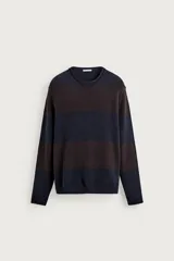 Sweater de punto de algodón con ajuste relaxed fit, cuello redondo y manga larga, con diseño de rayas horizontales anchas en tonos azul marino y marrón oscuro.