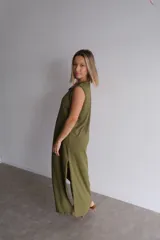 Vestido largo azul marino de manga corta, con cuello redondo y textura acanalada.