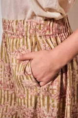 Babucha fluida de tiro alto con cintura elástica, diseño de rayas combinadas con estampado tipo toile de jouy en tonos beige y rojo.