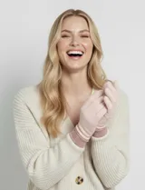 Guantes de tejido soft color rosa pálido, con puño elastizado en tono malva con logo bordado.