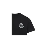 Remera Moncler de manga corta y cuello redondo en color negro, con el logo de la marca estampado en el pecho.
