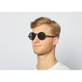 Lentes de sol Izipizi modelo #G, con montura redonda negra y cristales grises categoría 3.