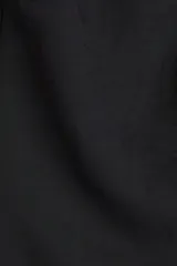 Vestido corto negro de sarga, sin mangas, con escote cuadrado y cierre oculto en la espalda. Presenta costuras princesa en el frente y la espalda para un ajuste entallado.