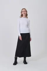 Remera de manga larga ajustada al cuerpo, color blanco, con cuello redondo bajo y tejido acanalado.