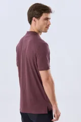 Remera polo de manga corta en color azul melange, con cuello camisero, cierre frontal de dos botones y pequeño bordado en el pecho.