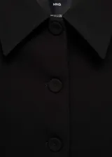 Chaqueta corta de diseño recto, confeccionada en tejido mezcla de lana. Presenta cuello de solapa, cierre frontal de botones y dos bolsillos laterales de ribete. Incluye forro interior y mangas largas.