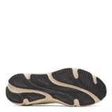 Championes de running Under Armour modelo Rogue 6, color beige con suela robusta en tono arena y detalles en negro en la puntera y el logo lateral.