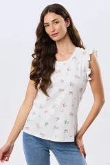 Remera blanca de algodón con delicado estampado floral y volados en las mangas cortas, con diseño de cuello redondo.