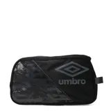 Botinera deportiva Umbro modelo Stash, color negro, con cierre superior y logo de la marca estampado en el frente.