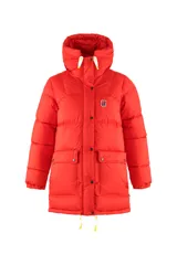 Campera puffer roja con capucha, cierre frontal con botones a presión, bolsillos con solapa y logo de la marca en el pecho.