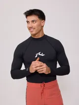 Rashguard de manga larga para hombre, color negro, con cuello redondo y logo de Rusty estampado en blanco en el pecho.