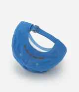 Gorra azul de sarga con visera curva, ajuste trasero y bordado de estrella de mar color naranja.