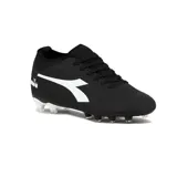 Championes de fútbol Diadora Striker MD, color negro con logo blanco y suela con tapones plateados.