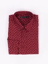 Camisa de manga larga marca Cuatro Ases, color gris con estampado de pequeños triángulos blancos. Presenta cuello clásico, cierre frontal con botones y puños abotonados.