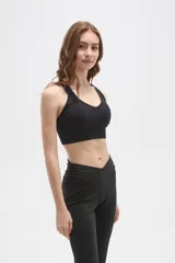 Top deportivo de color bordó con cuello en V, breteles regulables y diseño ajustado al cuerpo.