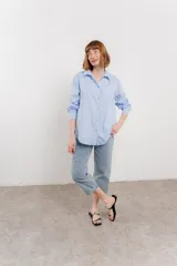 Camisa celeste de algodón con corte clásico, manga larga y bolsillo en el pecho.