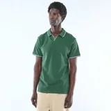 Remera polo de manga corta confeccionada en piqué de algodón color verde. Presenta cuello y bordes de mangas con detalle de línea blanca en contraste, y escote en V sin botones.