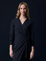 Vestido midi azul marino de lycra con cuello con solapa, escote en V cruzado y lazo de ajuste en la cintura.