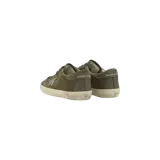 Championes Golden Goose modelo Super-Star Low-Top, color verde militar con acabado efecto desgastado, estrella lateral característica y suela de goma envejecida.