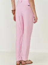 Pantalón de vestir color rosa, de corte recto y tiro alto.
