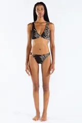 Top de bikini con estampado animal print tipo cebra en tonos negro y beige, escote en V y detalle de hebilla metálica rectangular en el centro.