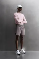Pantalones cortos de running confeccionados en tejido técnico ligero y elástico, con malla interior. Presentan cintura elástica ajustable con cordón, bolsillo trasero con cierre y aberturas laterales en el bajo.