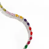 Pulsera plateada con cristales multicolores en forma ovalada.