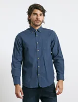 Camisa de manga larga con cuello button-down, bolsillo frontal y botones de madera. Confeccionada en una mezcla de poliéster y algodón.