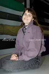 Top de cuello alto y manga larga confeccionado en tejido de malla semitransparente con estampado artístico abstracto en tonos azules. Presenta un diseño ajustado al cuerpo.