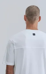 Remera de manga corta y cuello redondo, con calce regular y recorte en la espalda. Confeccionada en algodón premium de tacto suave.