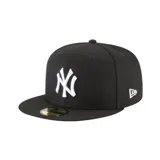 Gorro New Era negro con el logo de los New York Yankees bordado en blanco en el frente y el logo de la MLB bordado en el lateral.
