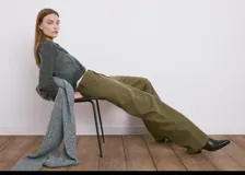 Jeans de corte ancho en color verde militar, con tiro medio-alto y diseño de pernera recta.