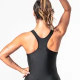 Malla de natación entera para mujer, color negro, con escote redondo y espalda deportiva con tirantes anchos. Presenta un panel horizontal en la zona del busto para mayor soporte.