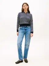 Sweater de punto trenzado Tommy Hilfiger a rayas horizontales azules y blancas, de corte amplio con hombros caídos, cuello tipo polo con solapa y botones dorados, y detalles en punto canalé en cuello, puños y bajo.