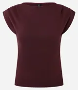 Top ajustado color rojo, con cuello redondo y mangas cortas tipo hombreras o almohadillas. El tejido parece ser de punto o viscosa con buena caída y presenta un fruncido horizontal a la altura de la cintura.