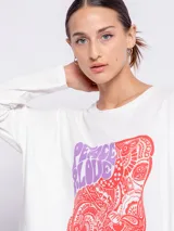 Remera negra de manga larga con cuello redondo y estampado en el frente con la frase "Peace and Love" en letras de estilo psicodélico en tonos lila y celeste.