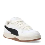 Championes Puma modelo Park Luna, de diseño urbano con inspiración skate. Presentan una capellada blanca con la franja lateral característica de la marca en color negro, cordones gruesos, entresuela en tono crema y suela de goma color caramelo.