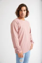 Remera de manga larga para hombre, confeccionada en algodón, con cuello redondo y logo estampado sutil en el pecho.