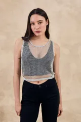 Musculosa plateada de red con calados y calce oversize.