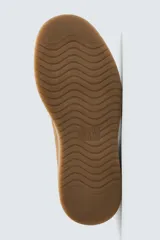 Bota estilo Chelsea de hombre, confeccionada en piel con acabado de serraje en color tostado. Presenta elásticos laterales a tono, horma redonda y suela plana del mismo color.