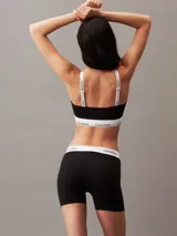 Corpiño sin tirantes Calvin Klein de la línea Modern Cotton, color negro, con copas moldeadas y suave banda elástica distintiva con el logo de la marca en blanco.