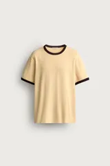 Remera regular fit de color beige con cuello redondo y bordes de mangas en contraste de color marrón oscuro.