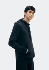 Buzo con capucha de corte clásico, confeccionado en tejido de algodón, con bolsillo frontal tipo canguro y puños acanalados.