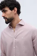 Camisa de manga larga de lino y algodón color celeste, con fit semi slim y cuello clásico.