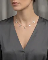 Gargantilla de plata 925 con cadena fina y múltiples dijes colgantes en forma de flor de cuatro pétalos.