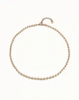 Collar de oro con cadena de eslabones pequeños continuos y cierre de mosquetón extensible.