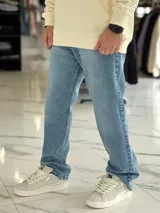 Pantalón de jean celeste de corte oversize y pierna recta.