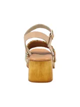Sandalia de taco ancho de madera con plataforma, capellada de rafia tejida multicolor y tira de sujeción al tobillo en cuero color beige con hebilla metálica dorada. Decorada con tachas metálicas doradas laterales y diseño artesanal italiano.