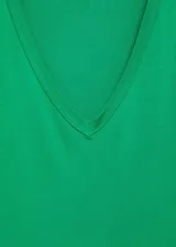 Camiseta de manga corta con cuello en pico, confeccionada en tejido fluido y diseño recto.